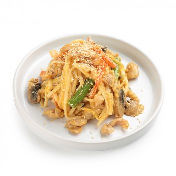 Вок с курицей в сливочном соусе